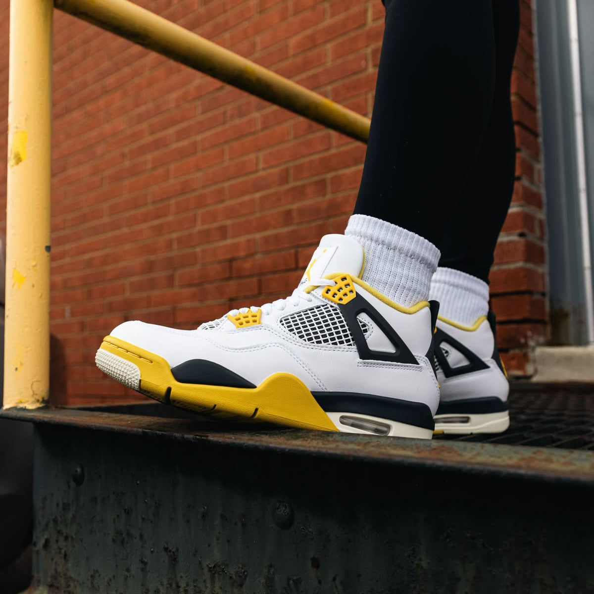 Air Jordan 4 Vivid Sulfur (W)
