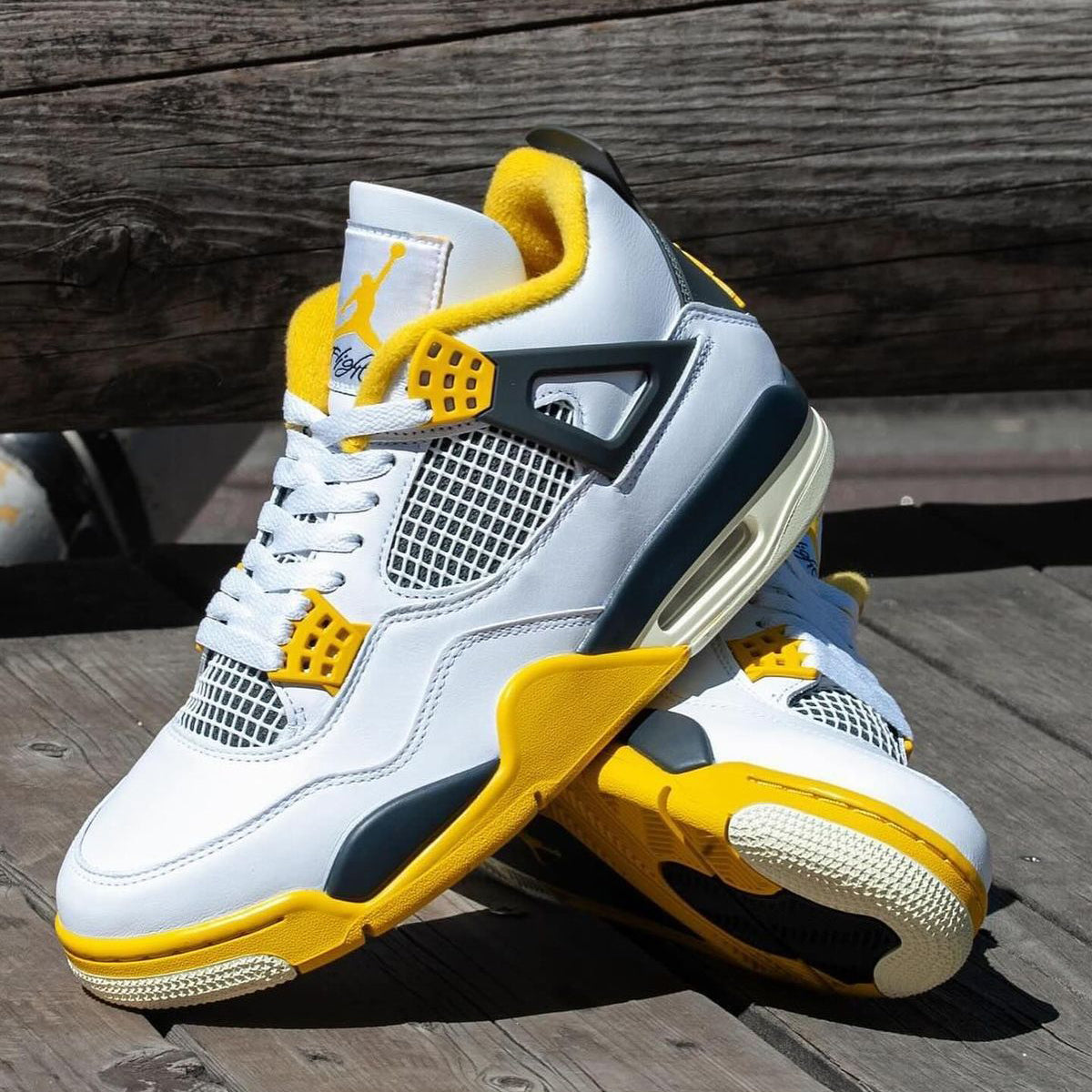 Air Jordan 4 Vivid Sulfur (W)