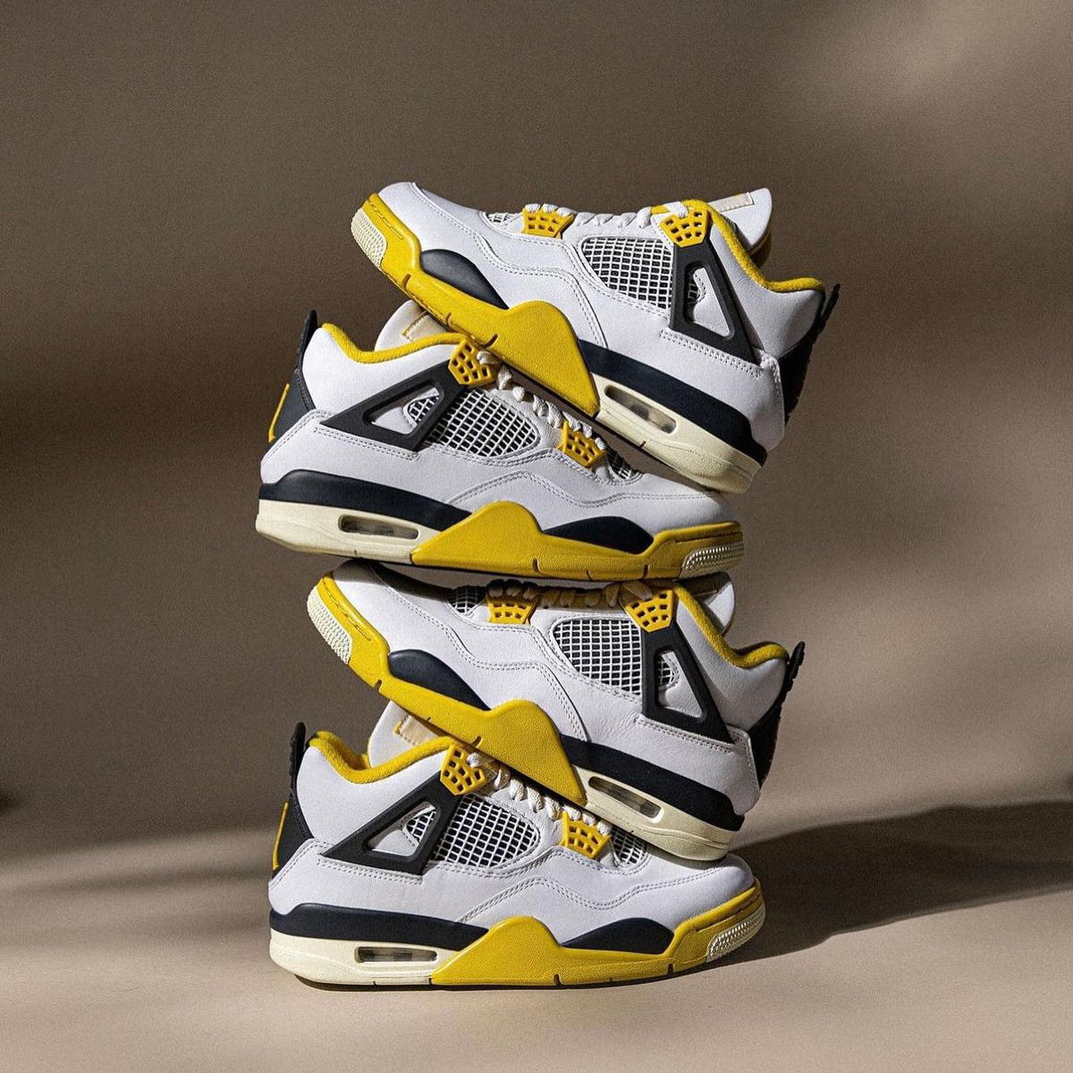 Air Jordan 4 Vivid Sulfur (W)